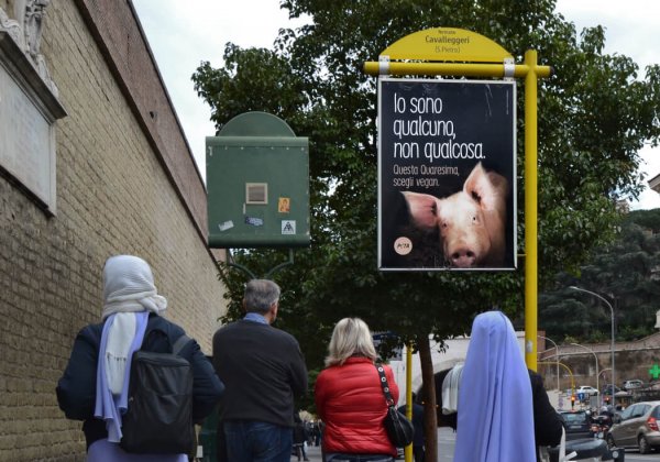 ‘Ik ben iemand, niet iets. Kies deze vastentijd voor vegan’, verkondigt nieuw reclamebord van PETA vlakbij Vaticaanstad