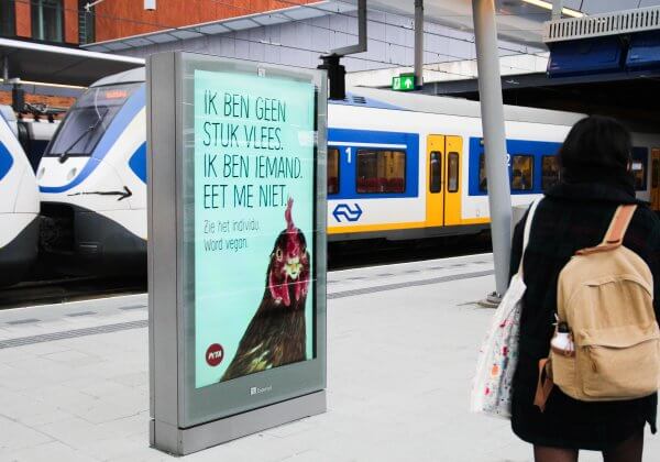 Dieren nemen Utrecht Centraal over om reizigers bewust te maken voor Wereldvegandag