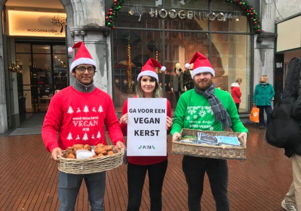 PETA deelt heerlijke vegan oliebollen uit aan winkelpubliek in Nijmegen