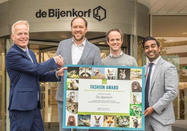 PETA bekroont de Bijenkorf voor het verbod van het warenhuis op bont, exotische huiden, mohair en angora